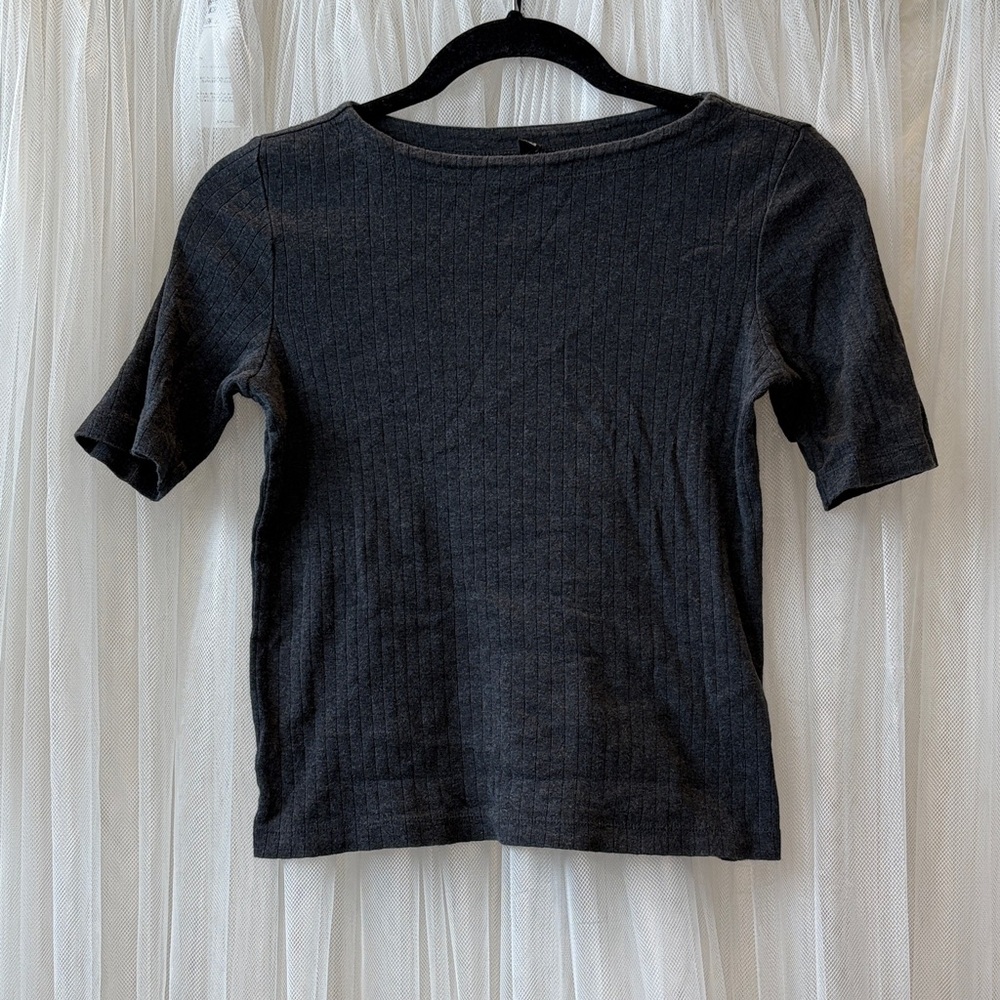 ❤️‍🔥3/$20 Uniqlo Dark Gray Women's Short Sleeve Top❤️‍🔥